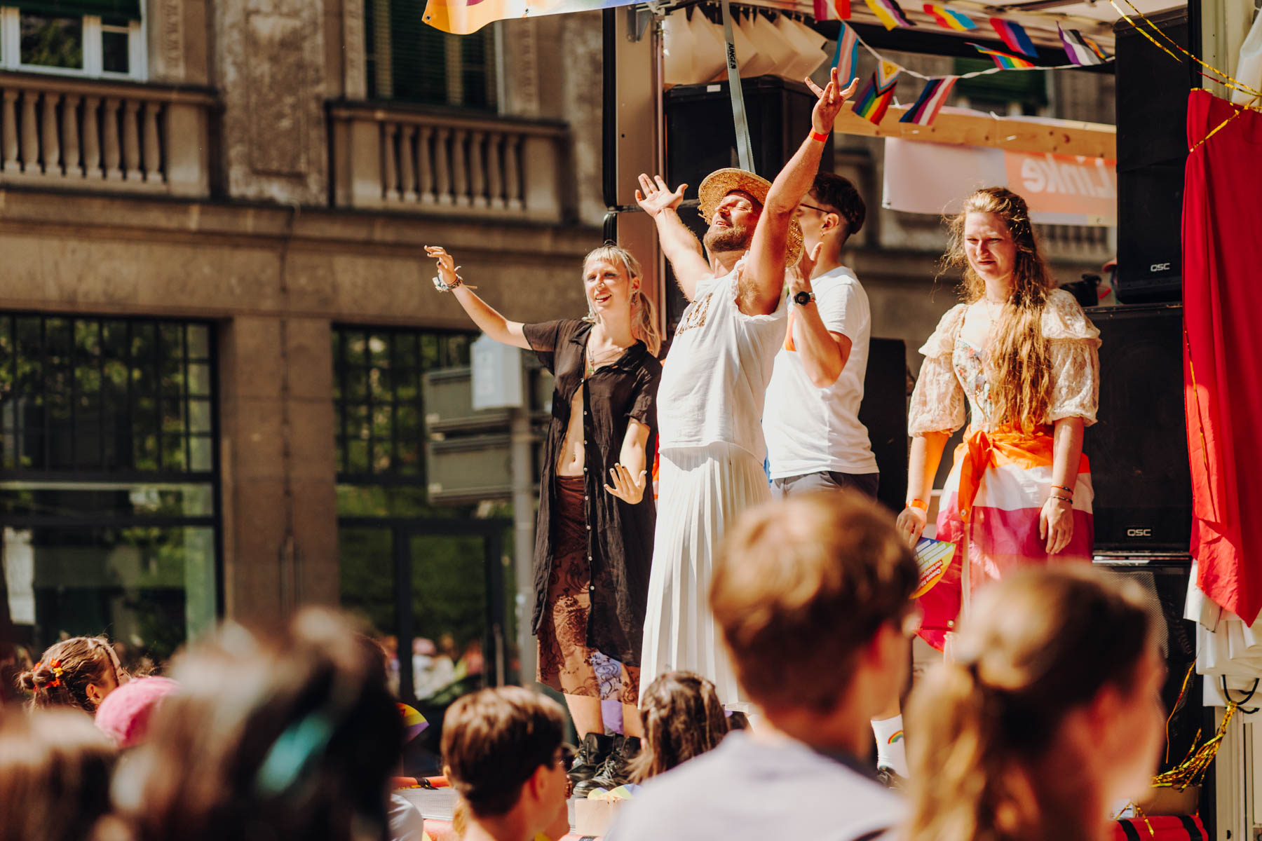 Eventfotograf Leipzig CSD Umzug Feiernde Menschen auf einem mit Regenbogenfahnen geschmückten Wagen beim CSD 2026 in Leipzig