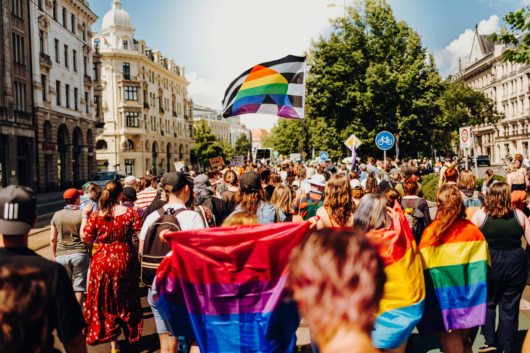 Eventfotograf Leipzig CSD 2026 Menschenmenge beim CSD 2026 Leipzig mit Regenbogenfahnen auf dem Ring