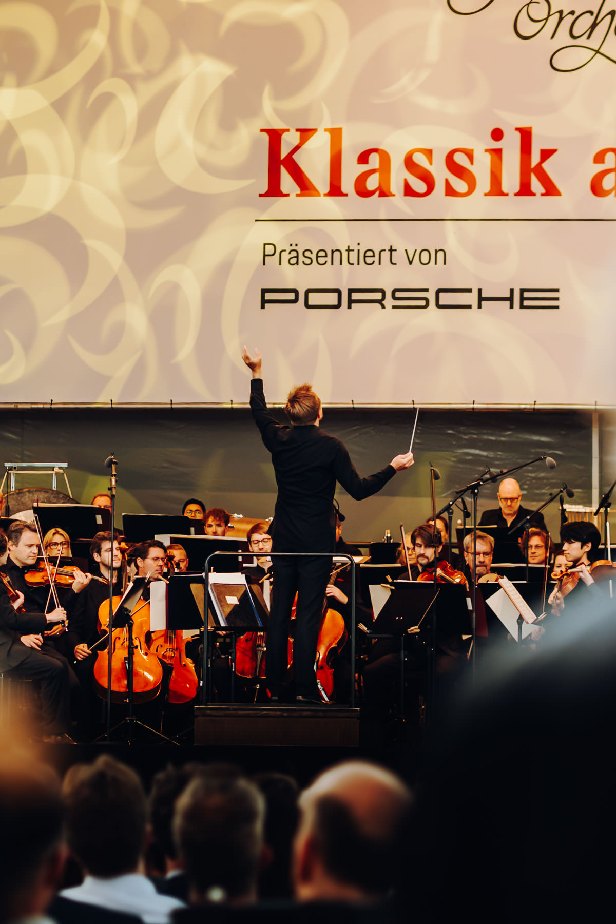 Eventfotograf Leipzig Dirigent beim Klassik Airleben Dirigent dirigiert das Gewandhausorchester beim Klassik Airleben 2026, präsentiert von Porsche