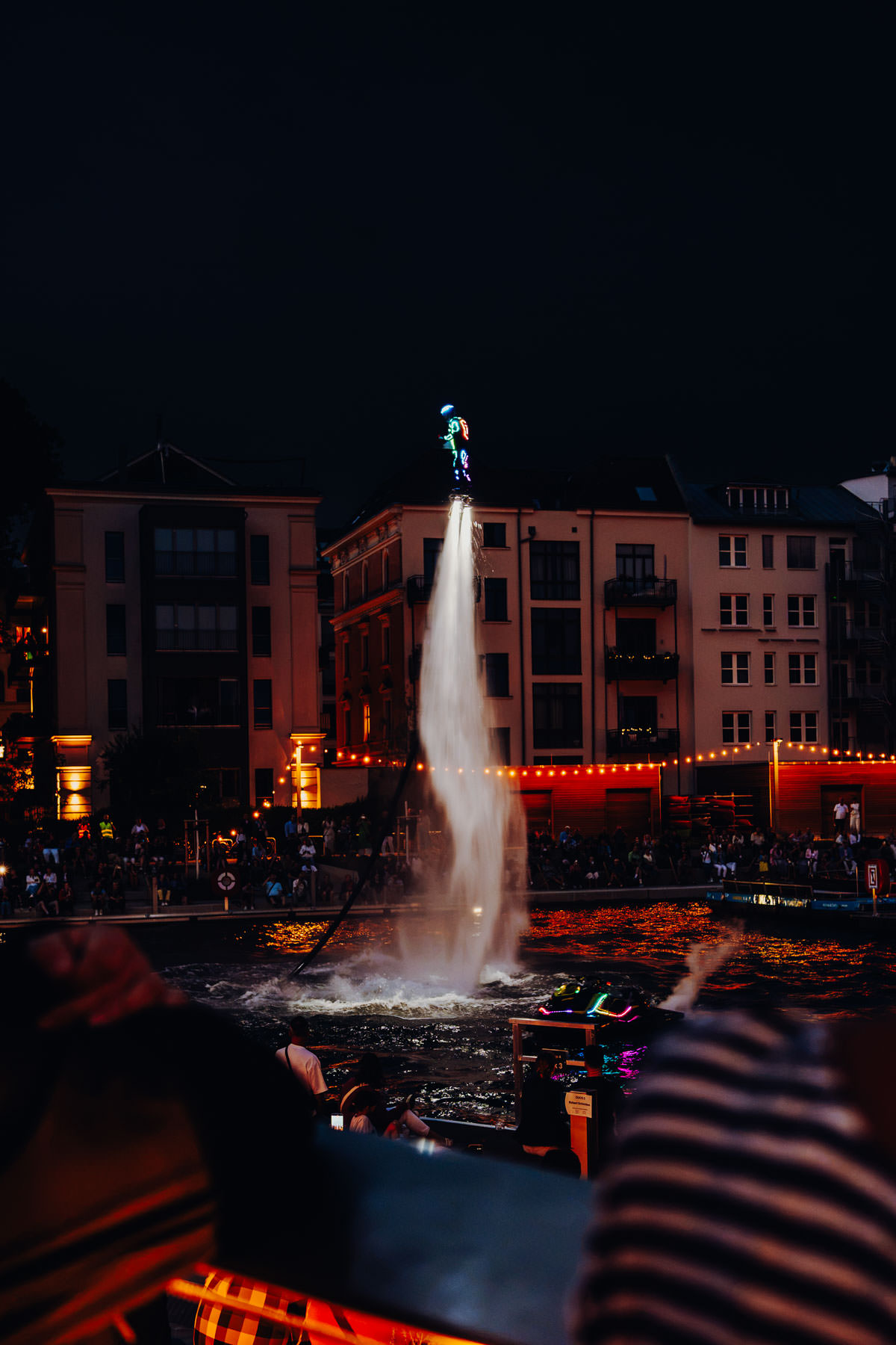 Eventfotograf Leipzig Hafenfest Flying Gordon Flyboard-Performance von Flying Gordon bei Nacht mit einem leuchtenden LED-Anzug über dem Wasser vor Publikum im Stadthafen Leipzig