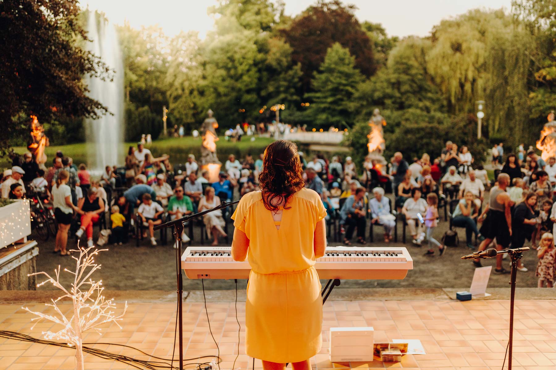 Eventfotograf Leipzig Lichterfest Markkleeberg Künstlerin am Piano beim Lichterfest im agra Park in Markkleeberg bei abendlicher Stimmung