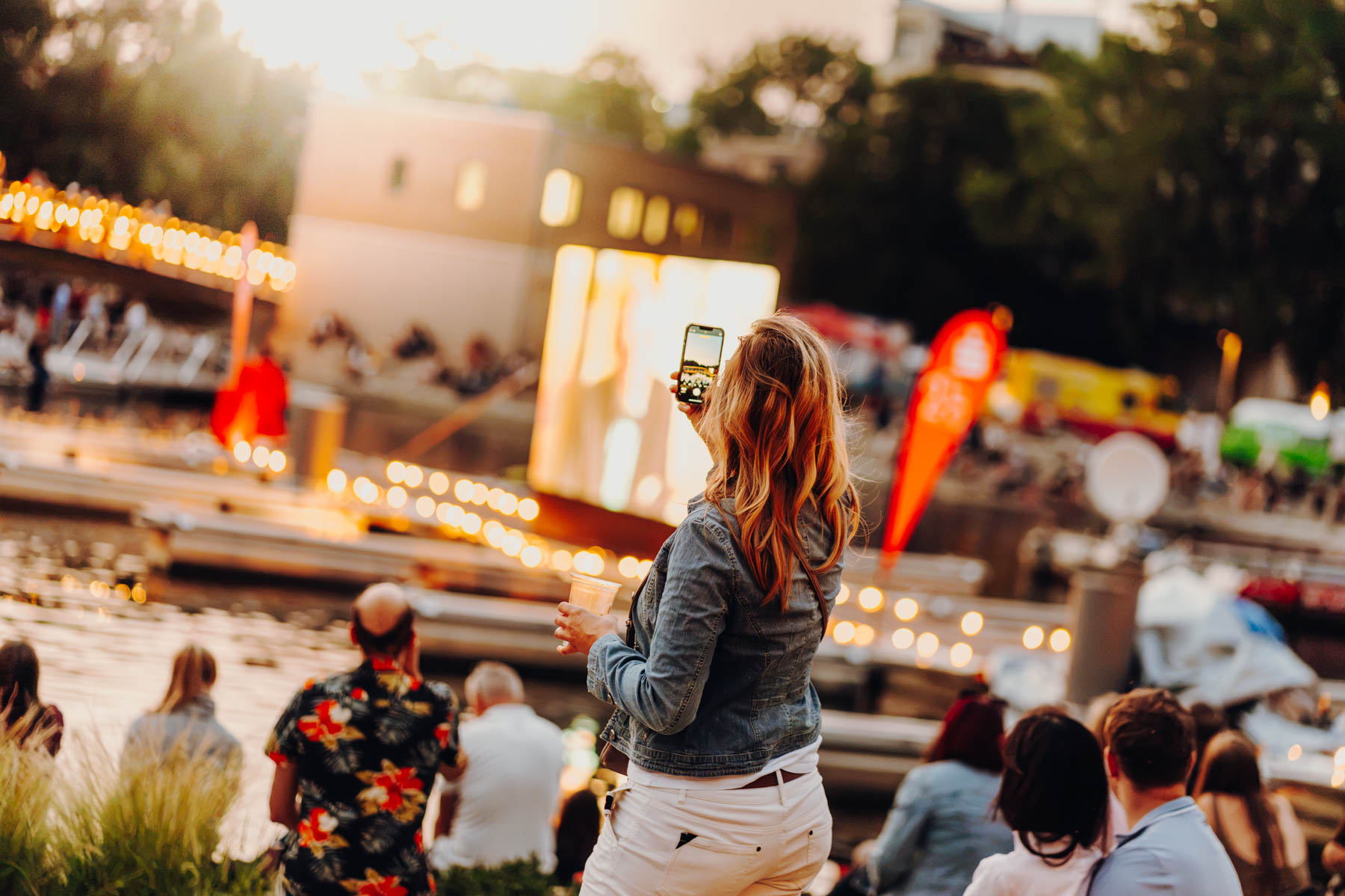 Eventfotograf Leipzig Stadthafen Hafenfest Frau macht im Stadthafen Leipzig ein Foto in der Abendstimmung beim Hafenfest 2026