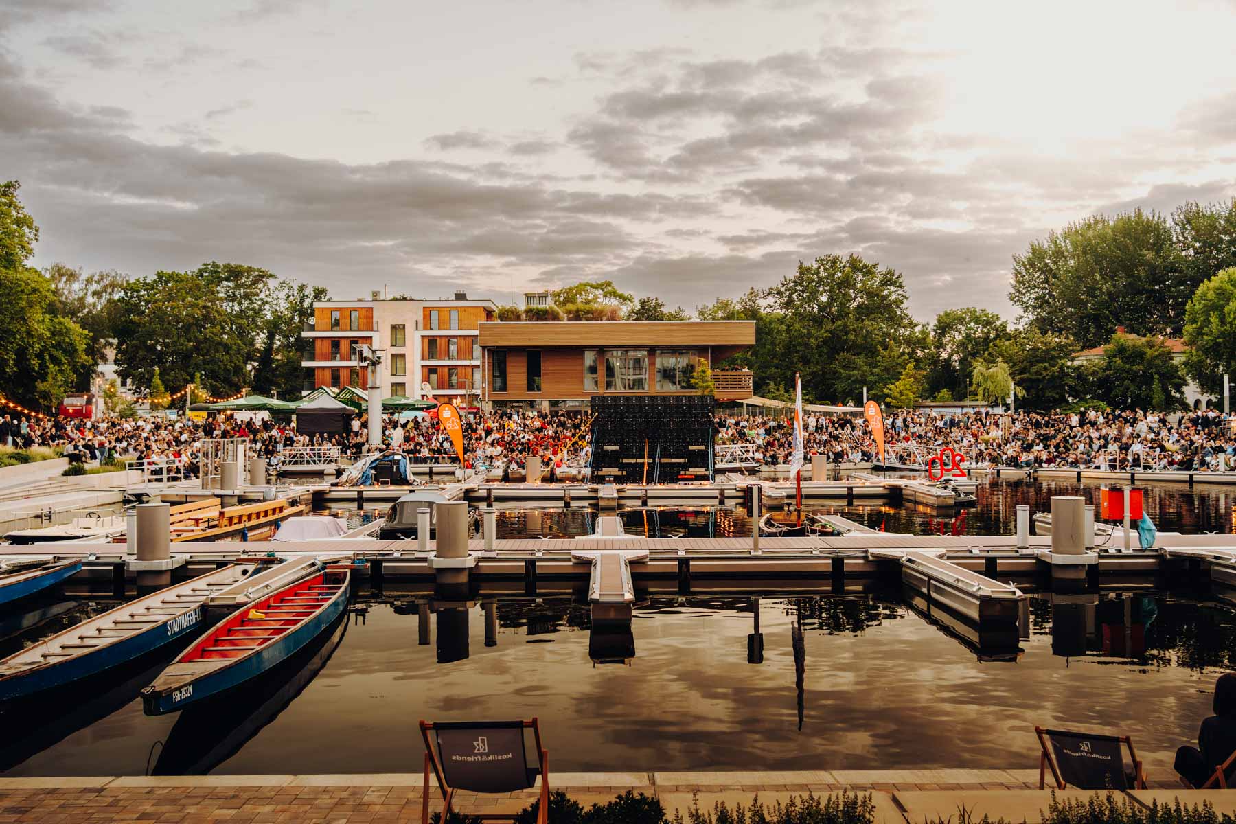 Eventfotograf Leipzig WM Finale Stadthafen Menschenmenge bei einer Abendveranstaltung am Stadthafen Leipzig mit Blick auf die Leinwand mit dem WM Finale